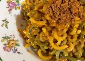 Gramigna alla salsiccia in a flowered bowl